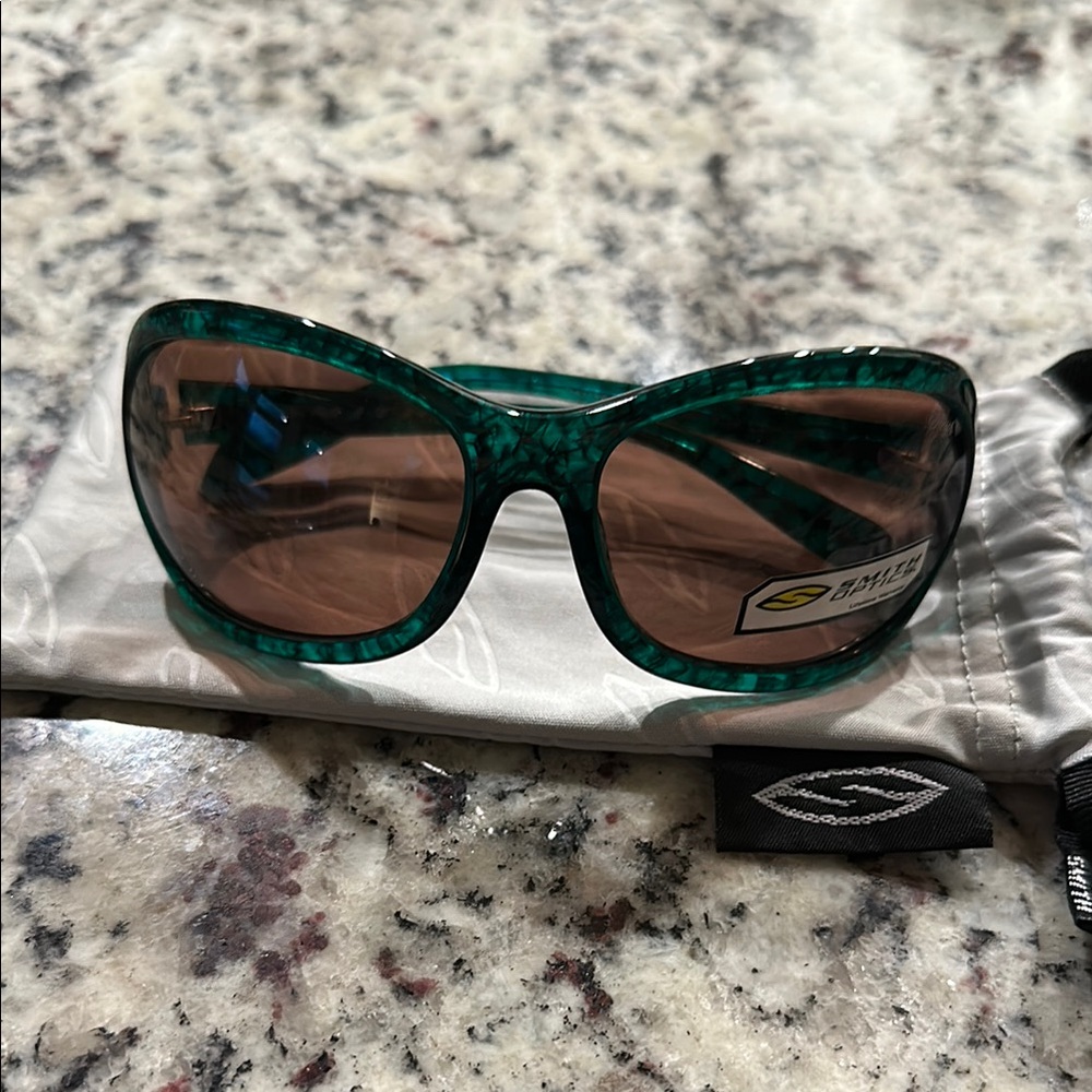 Flaw on lens SMITH Ramsey Rock Candy Green and Brown Sunglasses - never worn